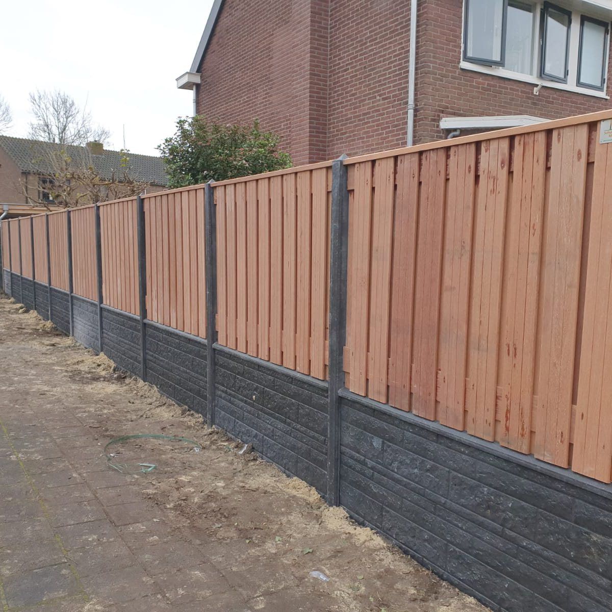 Hardhout schutting rotsmotief antraciet