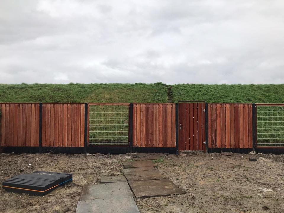 Hardhout schutting met poort en gaas