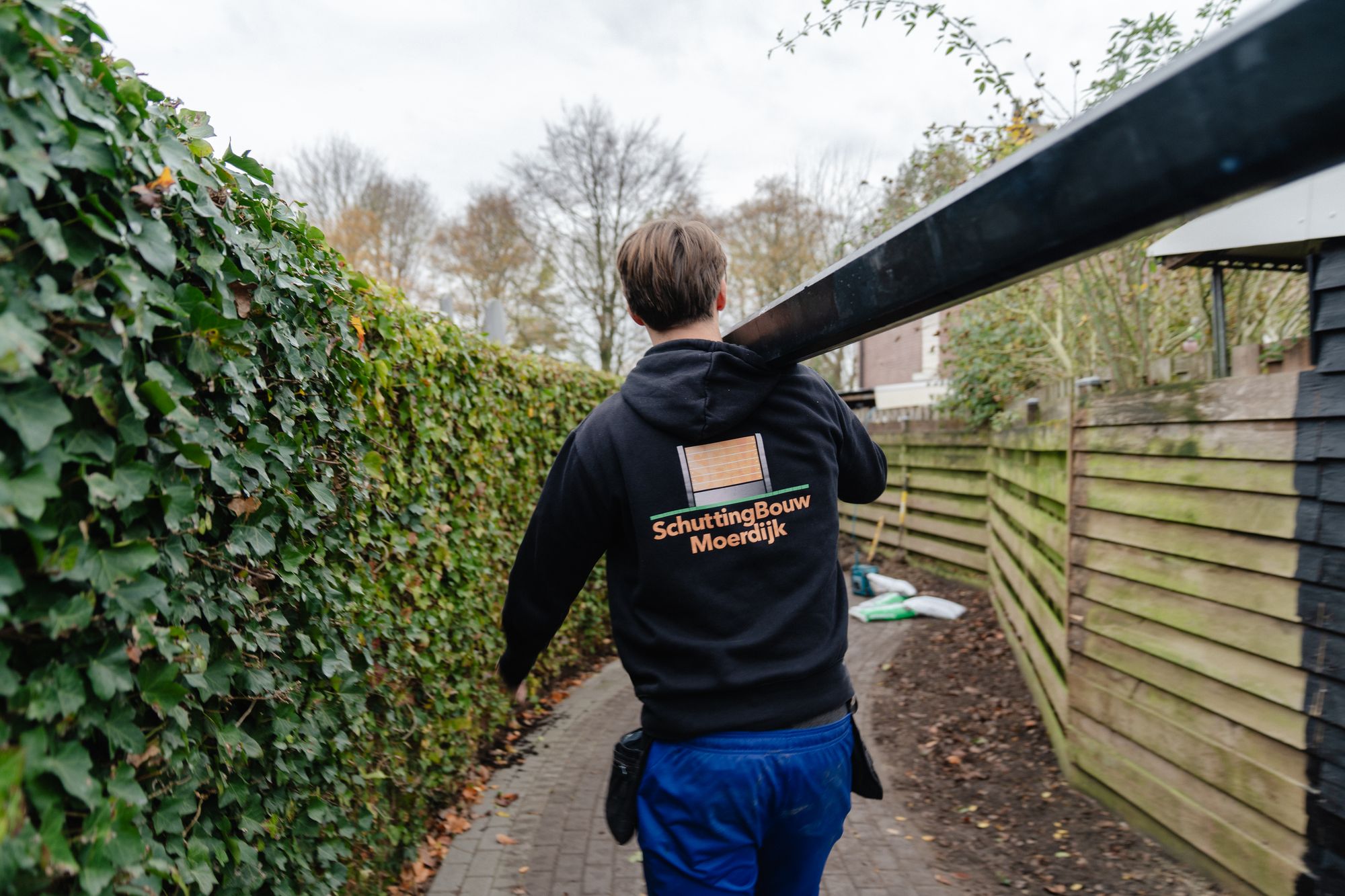 Monteur draagt een betonpaal