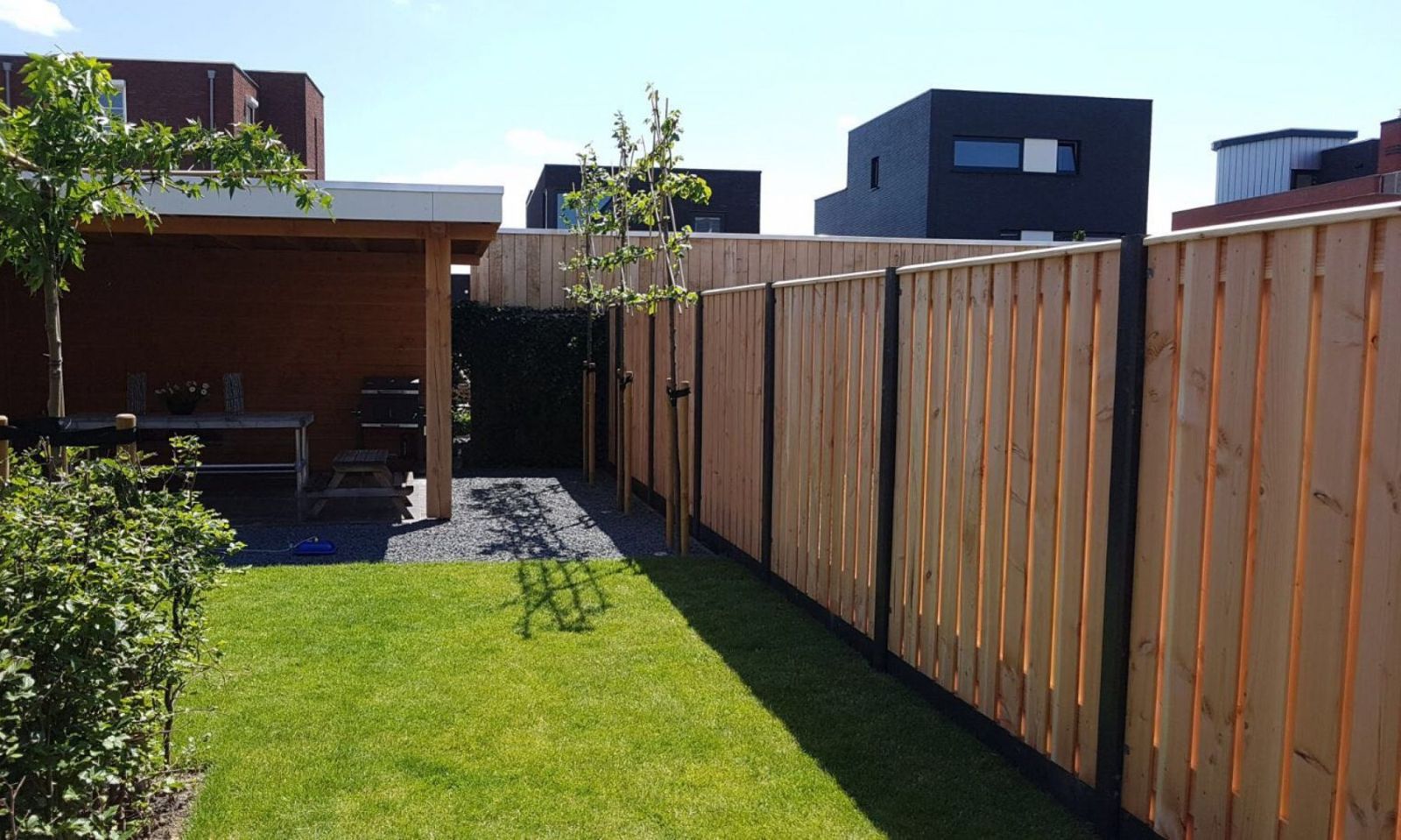 Douglas hout-beton schutting in een zonnige tuin