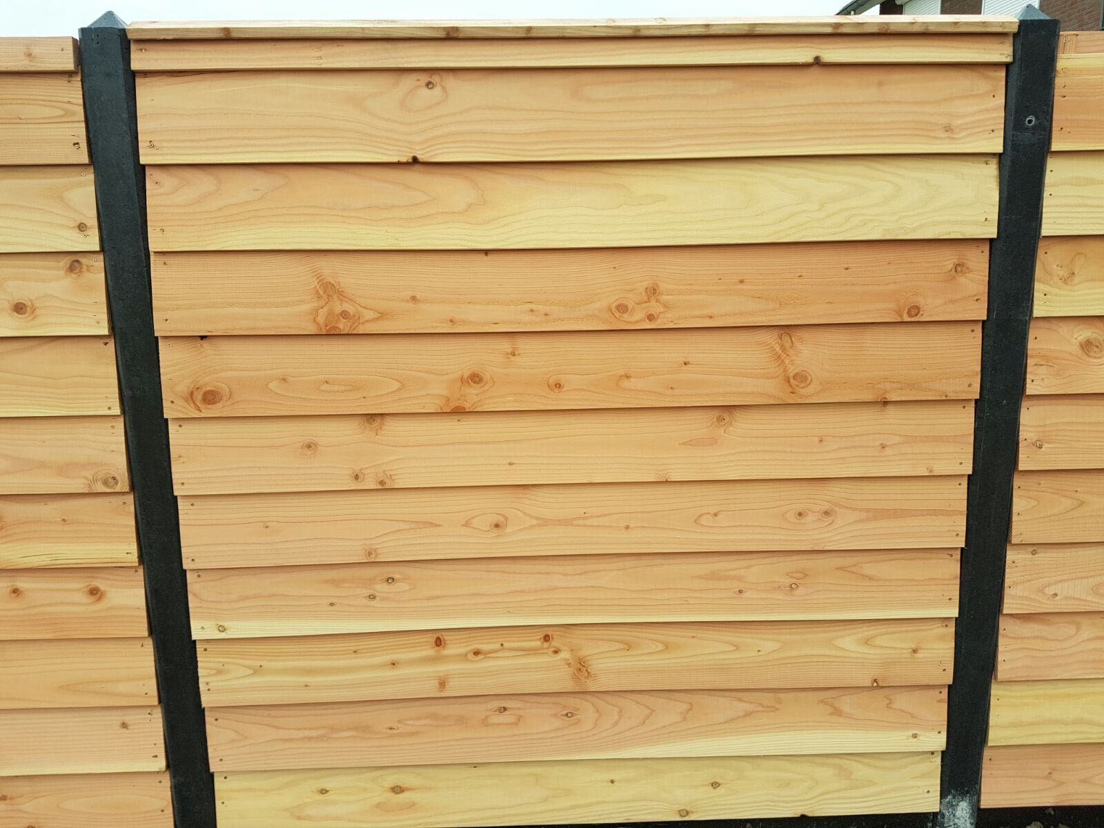 Detail van Douglas planken en betonpaal